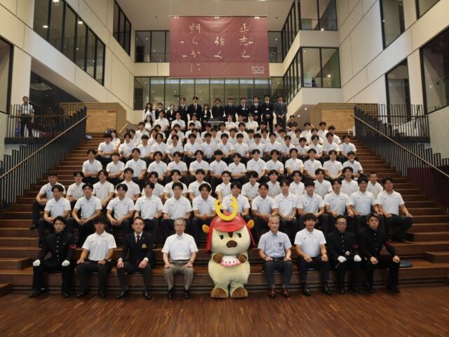 こんにちは。体育会本部です。
⁡
先日、Agoraにて、サッカー部の壮行会が行われました！

史上初の総理大臣杯出場です✨️
⁡
体育会一同応援しています！！頑張ってください🔥🔥
⁡
#甲南大学#甲南#サッカー#甲南スポーツ#体育会
⁡