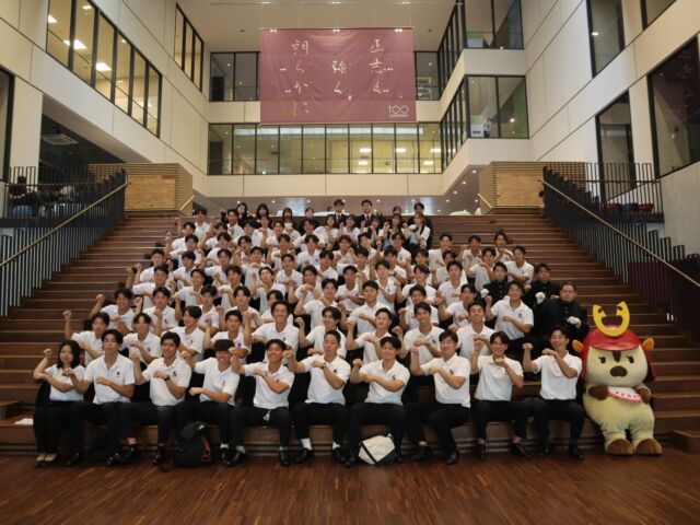 こんにちは。体育会本部です。

10月7日、硬式野球部の壮行会を行いました！

当日は、足を止めて見てくださる方も多く、笑いもあり、終始賑やかな壮行会となりました✨

最後に撮影した集合写真も、皆さんの笑顔が素敵な一枚になりました📸

硬式野球部の皆さん、
これからの大会に向けて頑張ってください！
体育会本部一同、応援しています🔥
⁡

まだまだ壮行会を行います✨️✊🏻

【今後の壮行会スケジュール】⬇️

10月9日  バレーボール部・バスケットボール部
10月14日  バドミントン部・アメリカンフットボール部
10月16日  硬式庭球部・弓道部
10月21日  柔道部・ラグビーフットボール部
10月28日  サッカー部

icommons1階 Agoraにて各日12:20～12:50に行います！
⁡

選手の皆さんのこれからの活躍を願い、体育会本部一同、引き続き応援していきます！📣
⁡

#甲南大学#壮行会#硬式野球部#体育会本部#甲南