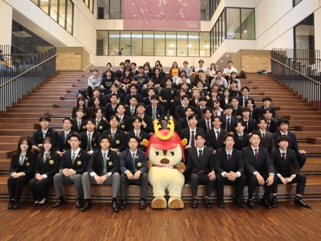 こんにちは。体育会本部です。

本日、バレー部・バスケットボール部の壮行会を行いました！

和太鼓同好会の皆さんによる力強い演奏が会場に響き渡り、迫力あふれるエールとなりました！🥁✨

素晴らしい演奏で、選手の皆さんにエールを届けていただきました。

和太鼓同好会の皆さん、ありがとうございました！

両部の皆さんの今後のご活躍を、体育会本部一同、心より応援しています！🔥🔥

⁡
次の壮行会は来週です！！！！！！
⁡
どなたでもお気軽にお立ち寄りください！📣

【今後の壮行会スケジュール】⬇️

10月14日  バドミントン部・アメリカンフットボール部
10月16日  硬式庭球部・弓道部
10月21日  柔道部・ラグビーフットボール部
10月28日  サッカー部

icommons1階 Agoraにて各日12:20～12:50に行います！

皆さんの努力が実を結ぶことを願い、体育会本部一同、エールを送り続けます！
⁡

#甲南大学#壮行会#バレー部 #バスケットボール部#体育会本部